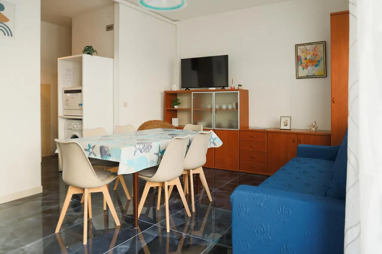 Blu Kobler - Ampio Appartamento Fronte Mare Lido di Jesolo 0*,  Italia
